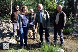 Bettina Krebs von der Bioloigschen Station und Mitarbeiter des Nationalparks Eifel informierten den Parlamentarischen Staatssekretär Horst Becker über die Entwicklung des Steinkrebses im Nationalpark Eifel