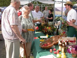 Gemütliches plaudern an einem der vielen stände obstwiesenfest biostation stolberg aachen