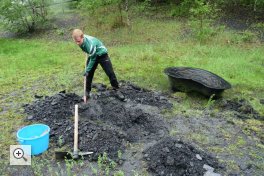 Schaufelt für den Naturschutz: BUFDI Niklas hebt die Erde aus.