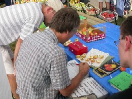 bestimmung der mitgebrachten äpfel durch einen obstsortenkundler pomologe biostation stolberg aachen